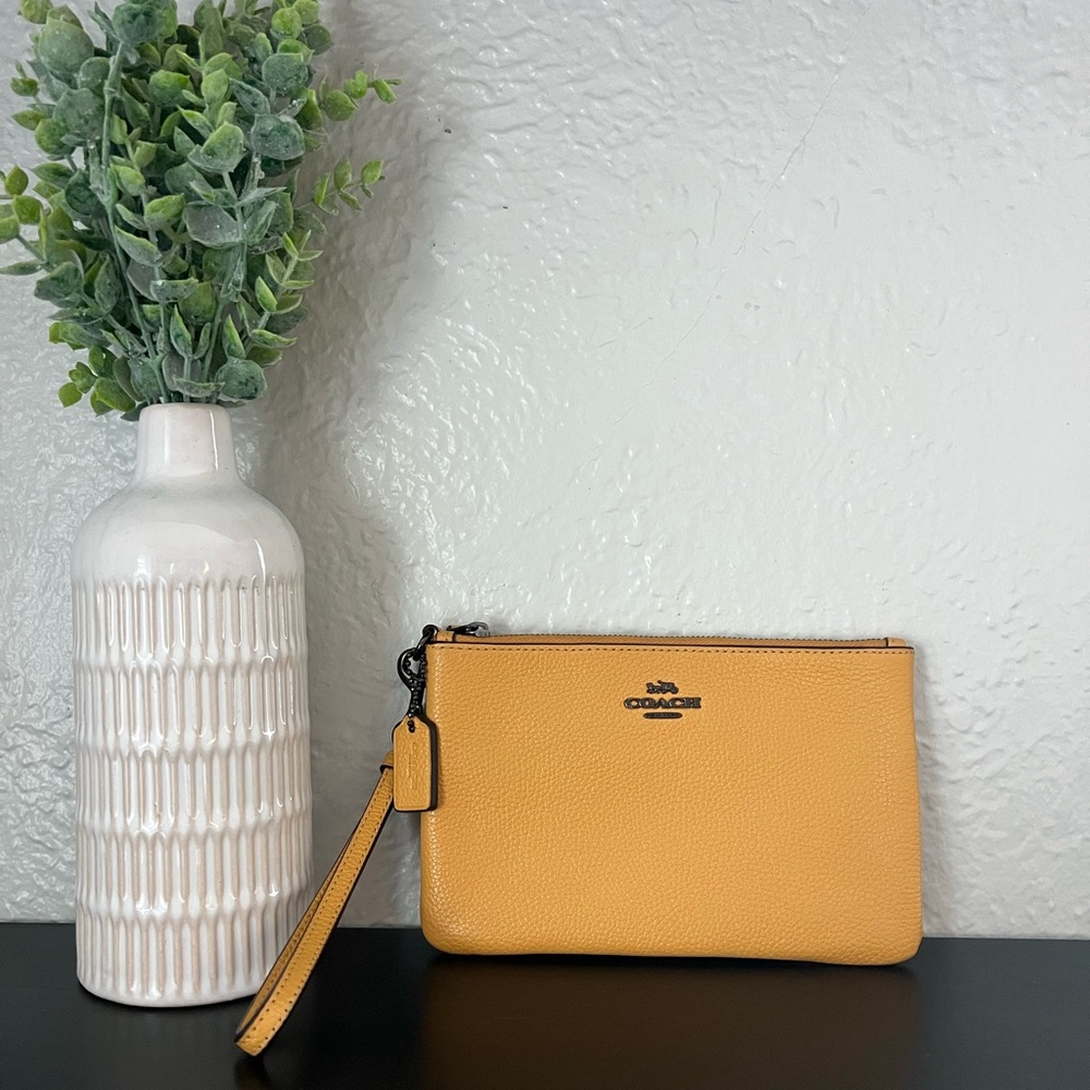 ✨NWOT - Coach Pebbled Leather Small Wristlet in Honeycomb✨ - Picture 2 of 9